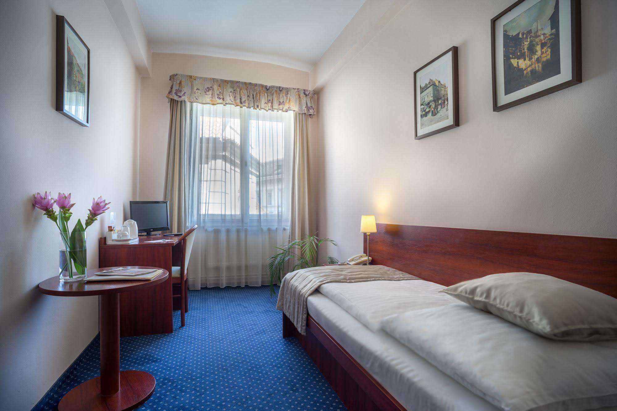 Pytloun Kampa Garden Hotel Prague Exterior photo